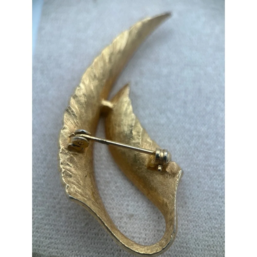 Vintage Brooch Gold Tone Leaf Elegant Curved Mid-Century Pin‎ Feather